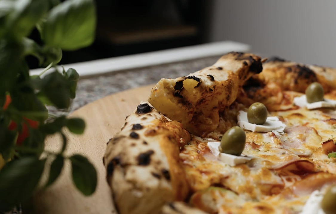 Sveže pečena pizza